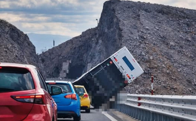 Vozač ignorirao zabranu na Krčkom mostu, bura ga zamalo bacila u more