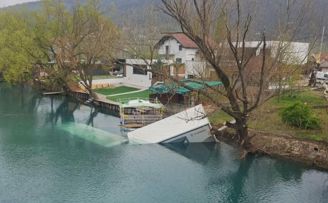 Kamionom sletio u rijeku i poginuo, prije tragedije oštetio nekoliko vozila?