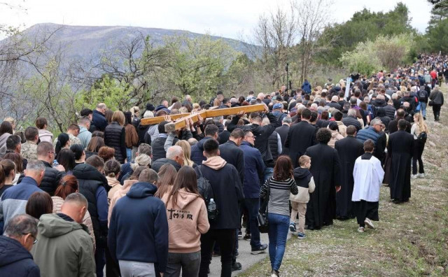 Stotine vjernika na Križnom putu na Humu iznad Mostara