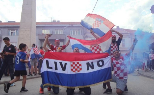 Hrvat iz Kanade poveo radnike na utakmicu pa su Filipinci, Vijetnamac i Dominikanac mahali zastavom s natpisom 'Livno'