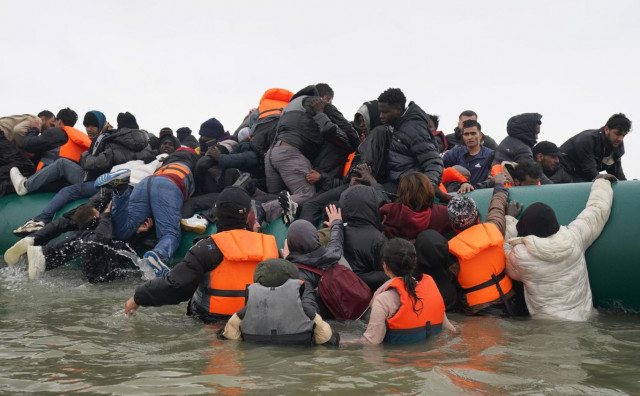 Brodovi u blizini Italije spasili 32 migranta, 71 osoba nestala