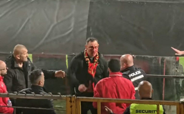 Navijač u Zenici preskočio ogradu pa pokušao napasti redare