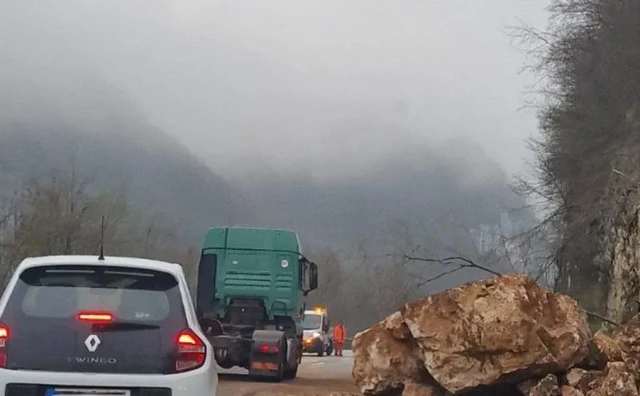Brojne ceste u BiH zatvorene zbog klizišta i izlijevanja rijeka