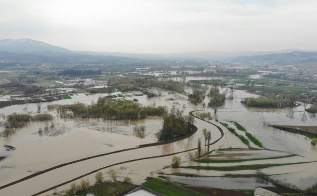 Poplave u Gračanici zbog ispuštanja vode iz HE Modrac