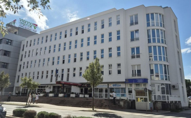 Porezni ured prodaje zaplijenjenu robu iz Hercegovine, na listi stalak za čarape i ogledalo