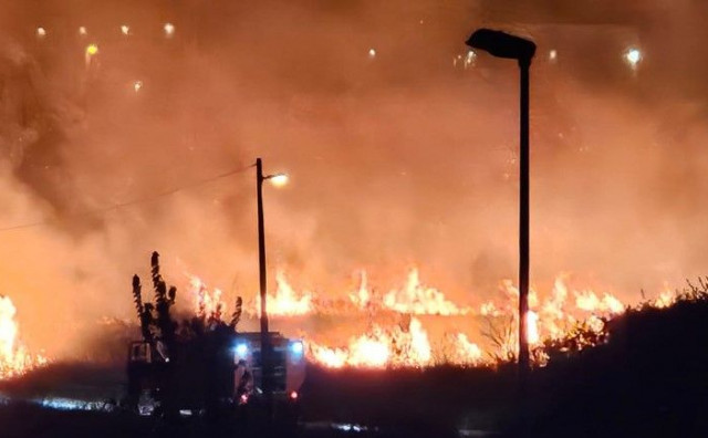 Veliki požar u Grudama prijeti okolnim objektima