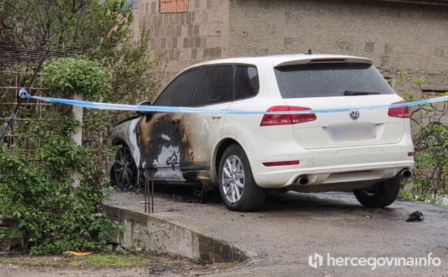 Gorio osobni automobil u Mostaru