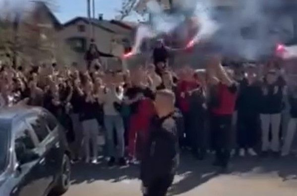 Učenici bakljama i aplauzom ispratili profesora fizike