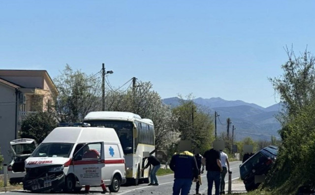 Sudar vozila hitne pomoći i osobnog automobila kod Stoca