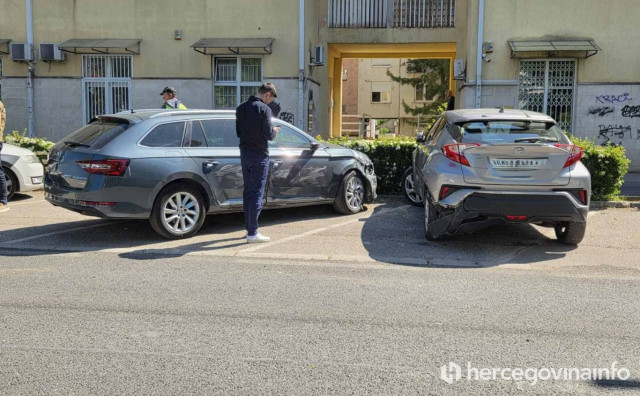 Dvije prometne nezgode ispred Gradske vijećnice, gužve u središtu Mostara