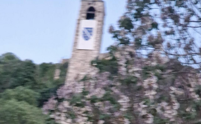 Na sahat-kulu u Počitelju postavljena zastava s ljiljanima, oglasili se iz Grada Čapljine