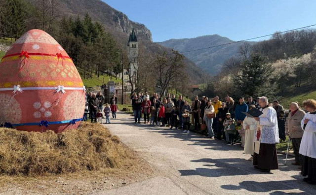 U Kraljevoj Sutjesci otkriveno i blagoslovljeno najveće uskrsno jaje na Balkanu