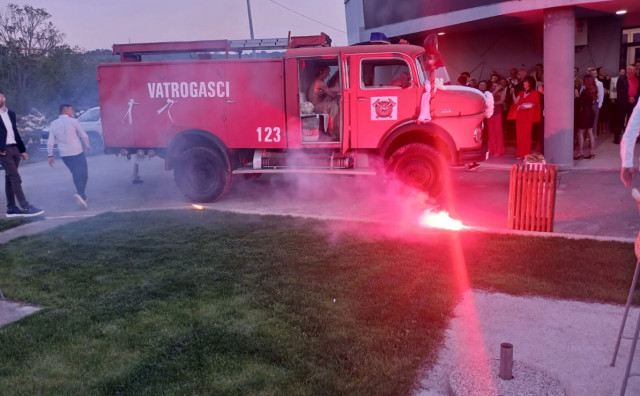 Mladenci iz Čitluka stigli u vatrogasnom vozilu