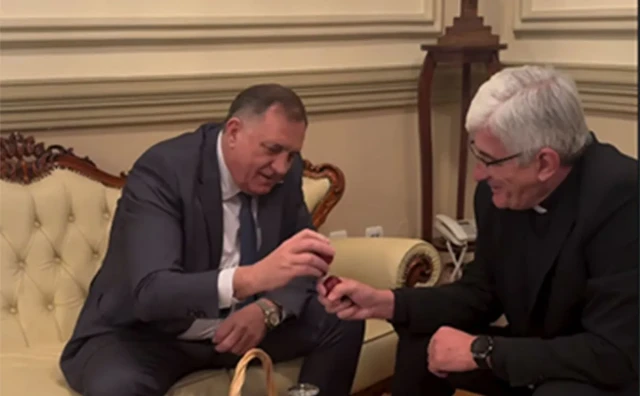 Biskup Željko Majić pobijedio Milorada Dodika u tucanju jajima