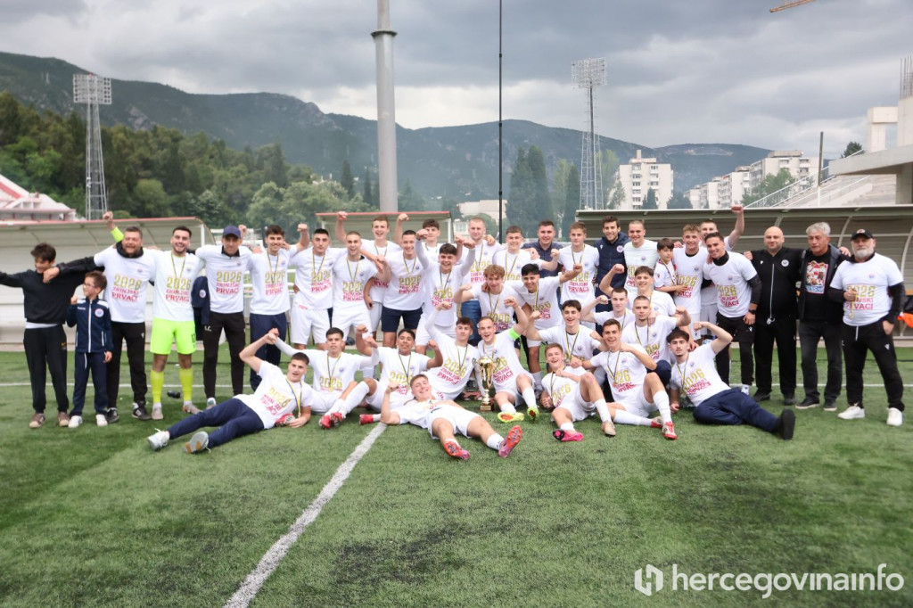 Juniori Zrinjskog podigli pehar za naslov prvaka BiH