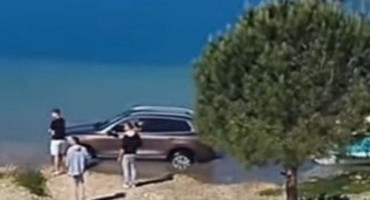 Automobil u moru u Neumu