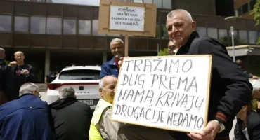 Bivši radnici Krivaje pred zgradom Vlade FBiH