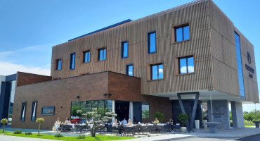  Hotel “President” 