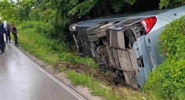 Prevrnut autobus na cesti Šamac - Brčko