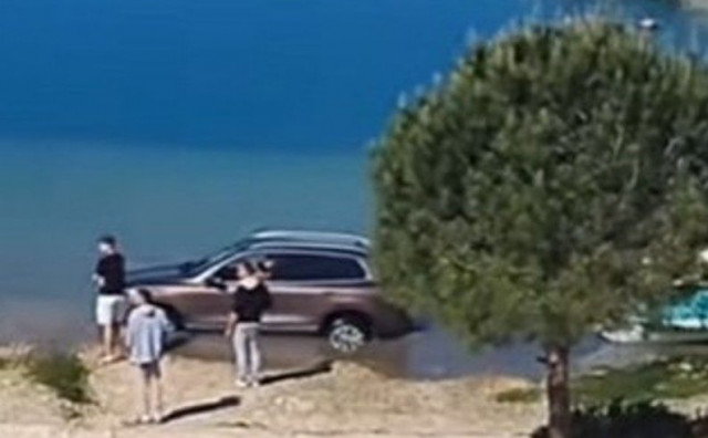 Automobil zaglavio u plićaku mora u Neumu