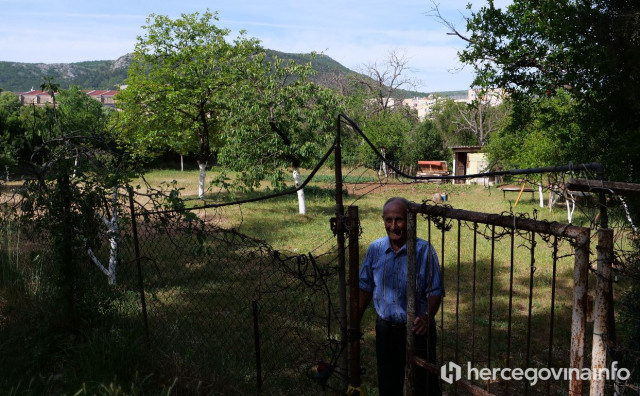 Krumpir, rajčice i trešnje s mostarskog Rondoa? 86-godišnji Bećko svaki dan brine o bašti, a ručno sam kopa i kosi