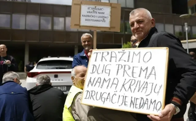 Bivši radnici Krivaje pred zgradom Vlade FBiH