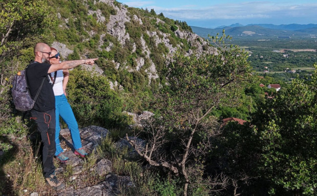 Družina iz Ljubuškog napravila stazu koja povezuje tri pećine na Butorovici