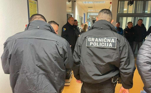 Kod Gruda zaustavljen Renault s 12 migranata, uhićen državljanin Albanije