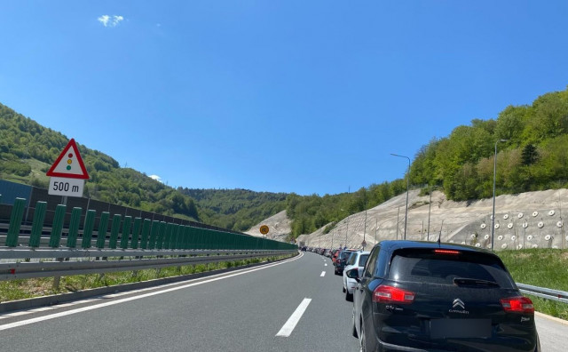 Kolona na cesti Sarajevo - Mostar, putnici na pojedinim dionicama čekaju i do sat vremena