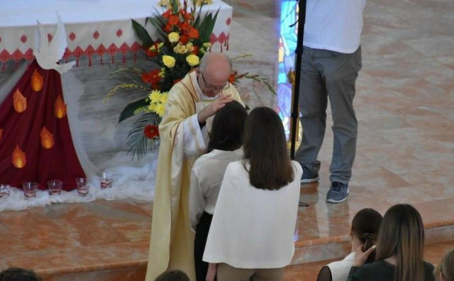 Na krizme se troši ogroman novac, roditelji i kumovi dižu kredite