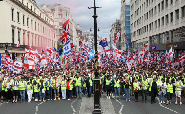 Deseci tisuća Engleza u Londonu marširaju za Ujedinjeno Kraljevstvo