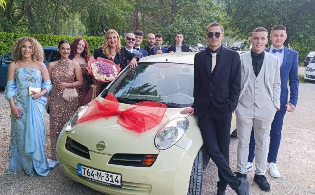 Maturanti iz Mostara obnovili automobil razrednici