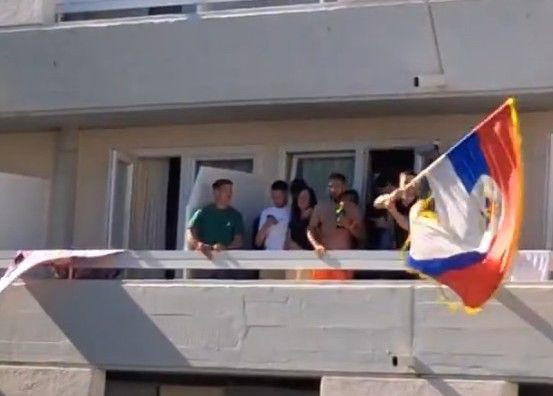 Pojavila se snimka incidenta u Istri: Mladići na balkonu mašu zastavom Republike Srpske uz pjesmu Baje Malog Knindže