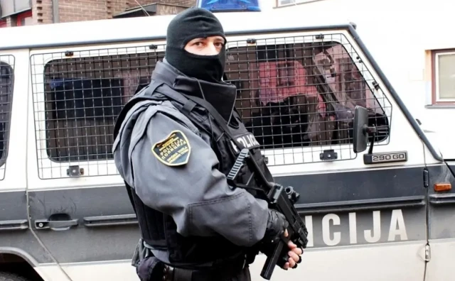 Tuzla: Pretresali mu kuću, a onda shvatili da su u 'kući ilegale'