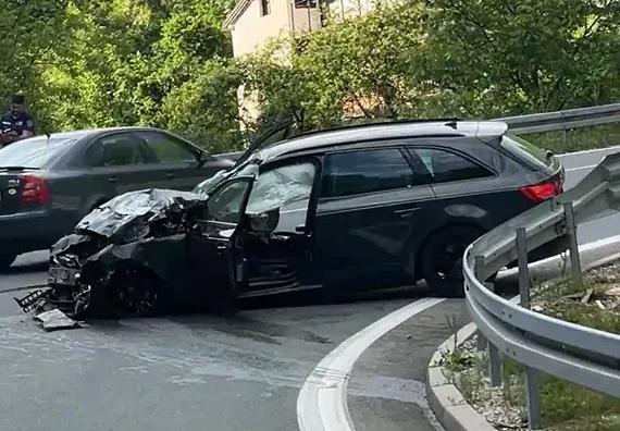 Automobil splitskih oznaka sudario se s teretnim vozilom kod Konjica