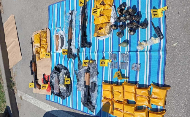 SIPA kod jedne osobe pronašla 43 ručne bombe, puške, eksploziv i streljivo