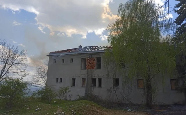 Uhićen muškarac iz Gacka zbog sumnje na podmetanje požara u bivšoj vojarni