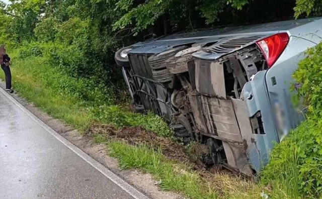 Prevrnut autobus na cesti Šamac - Brčko