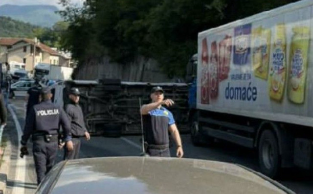 Pet osoba zatražilo liječničku pomoć nakon nesreće na M-17, pušten promet između Jablanice i Konjica