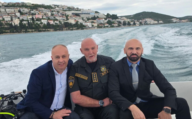 Ramo Isak jučer u Neumu isprobao službeno plovilo FUP-a, danas u Mostaru posjetio Stari most