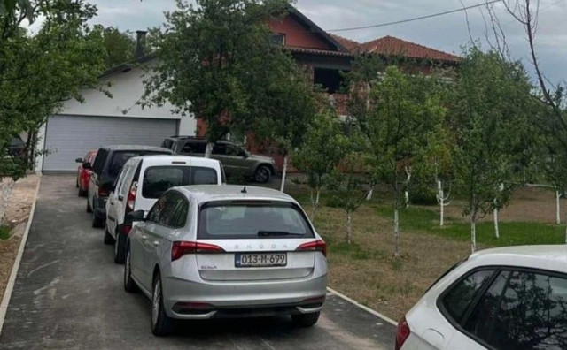 Velika akcija policije u Živinicama, policajci s dugim cijevima ispred Gradske uprave