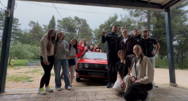 Maturanti iz Čitluka razredniku za kraj školovanja poklonili Golf 2