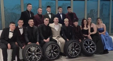 Maturanti iz Ljubuškog iznenadili razrednika posebnim poklonom