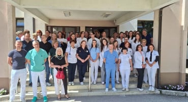 Zdravstveni djelatnici u HBŽ-u održali štrajk upozorenja ispred Županijske bolnice u Livnu