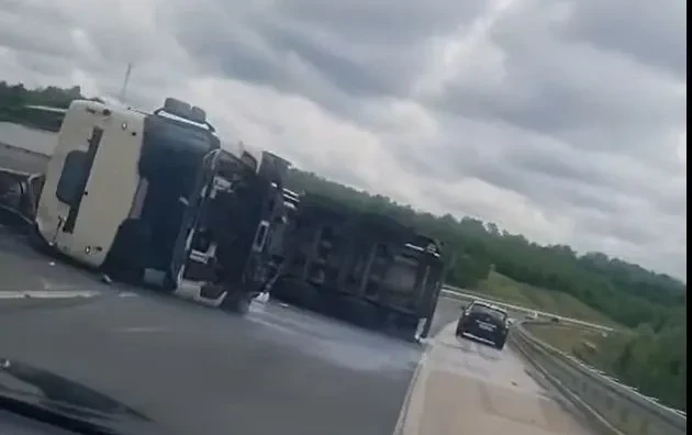 Cisterna s mlijekom prevrnula se kod Doboja