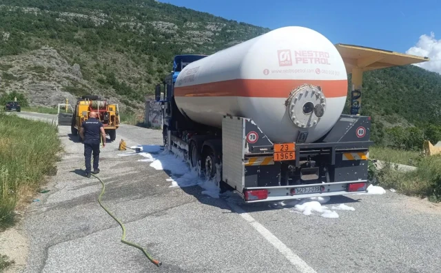 Na prometnoj cesti kod Trebinja curio plin iz cisterne, spriječene veće posljedice