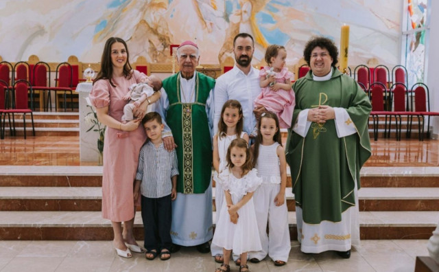 Biskup Perić u Mostaru krstio šesto dijete obitelji Zadro