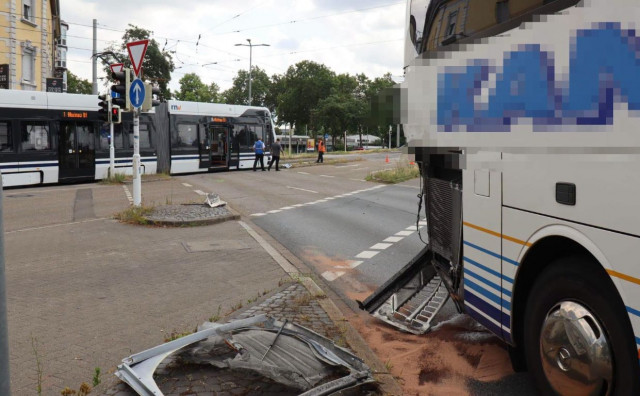 Turistički autobus iz BiH sudario se s tramvajem u Mannheimu