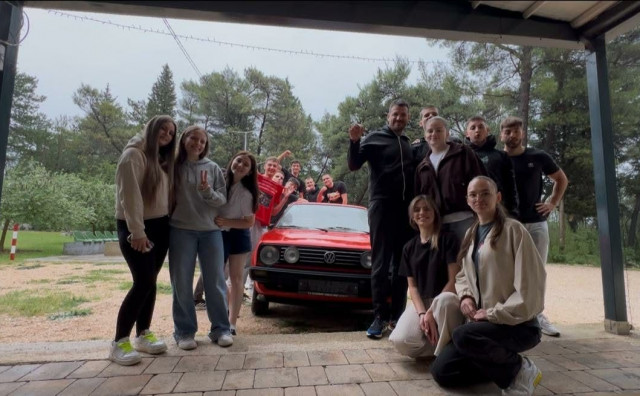 Maturanti iz Čitluka razredniku za kraj školovanja poklonili Golf 2