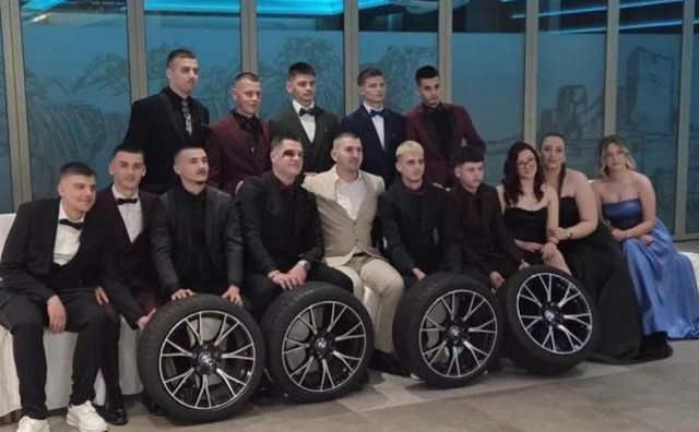 Maturanti iz Ljubuškog iznenadili razrednika posebnim poklonom